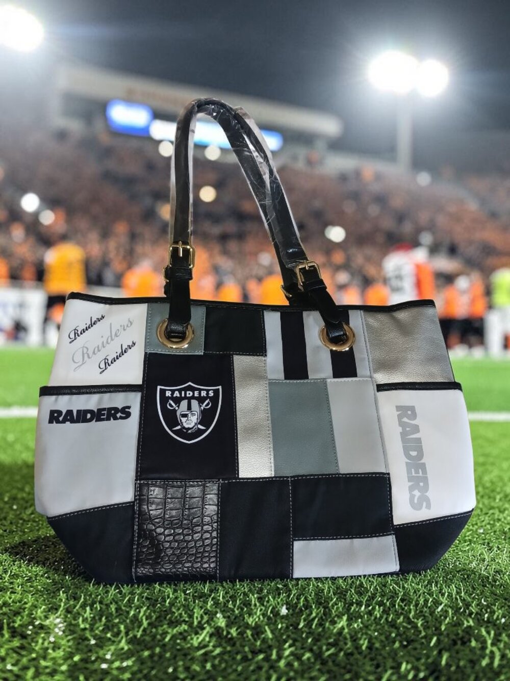 🏈 Las Vegas Raiders Tote Bag – Bradford Exchange